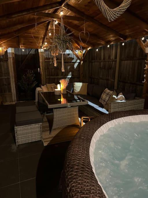 Barn With Hot Tub Villa Goff's Oak Exteriör bild